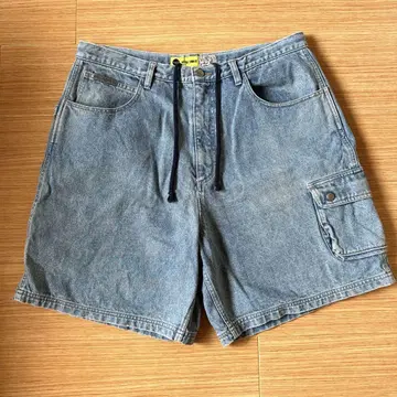 고급스러운 진 소재의 액티브 쇼츠