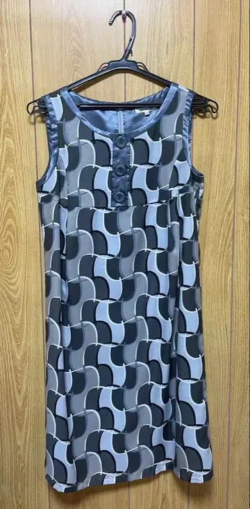 Lui Chantant (루이 샨탄) 슬리브리스 무릎 기장 원피스