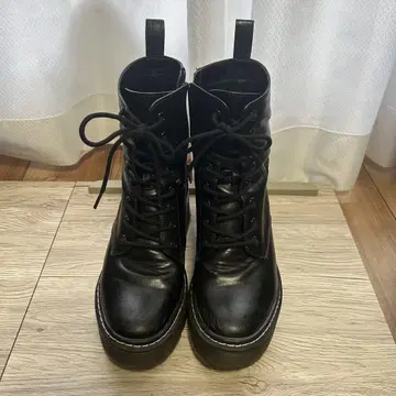 GYDA 통굽 레이스업 가죽 부츠 인힐