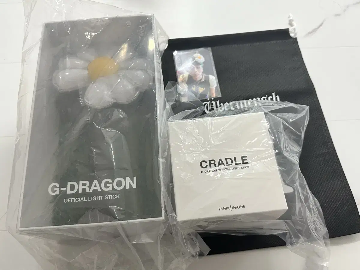 (1 set left) G-dragon Official Lightstick + Cradle Set