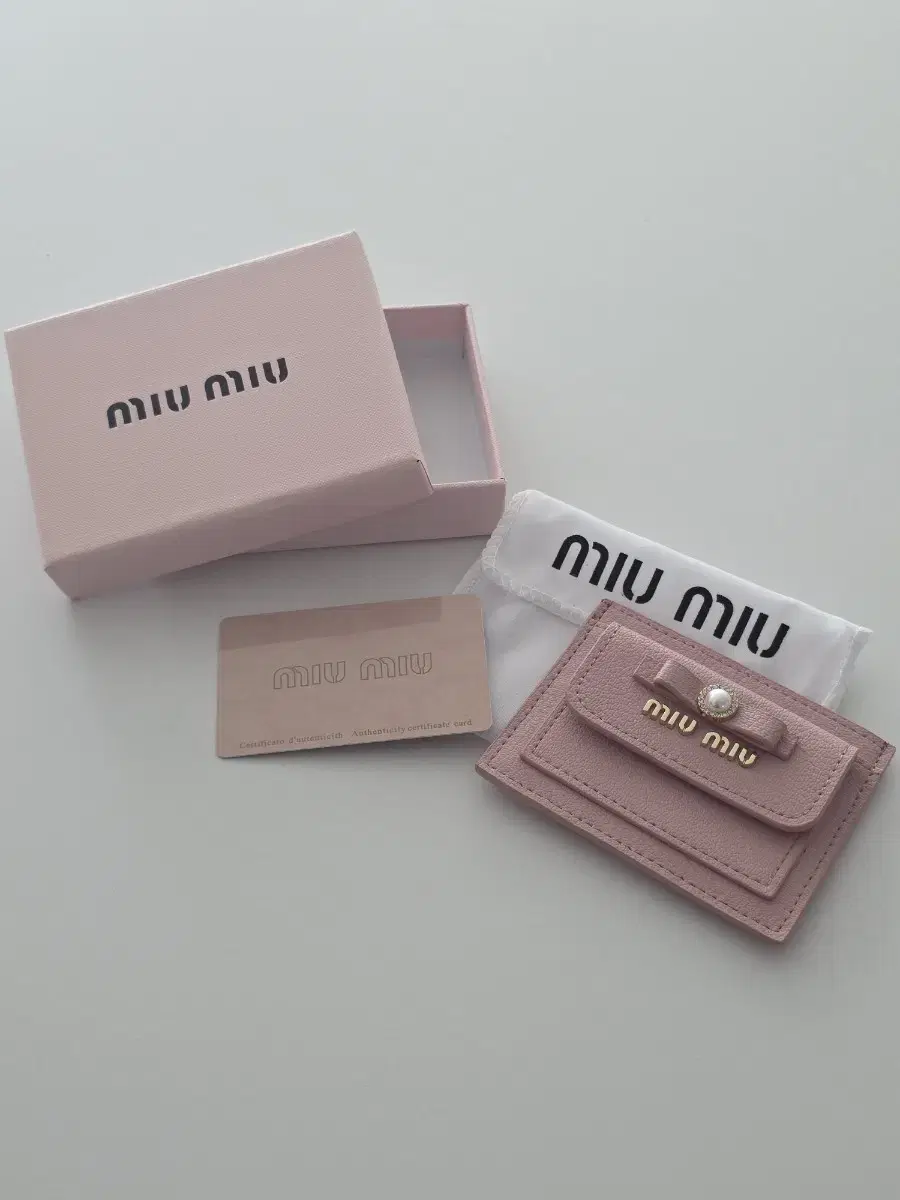 MIUMIU 마드라스 가죽 진주 펄 카드 지갑 오팔 핑크