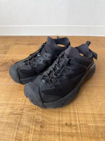 HOKA HOPARA 2 블랙 아웃도어 신발