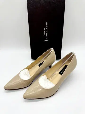 새상품 매킨토시 스틸레토 펌프스 베이지 23.5cm