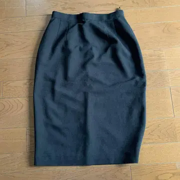블랙 타이트 스커트 앞 턱
