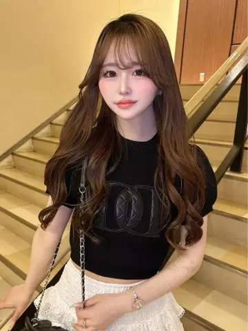 Darich 다리치 백 오픈 아플리케 니트 탑 반팔 블랙