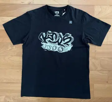 무료배송 레어 새상품 택 포함 유니클로 KAWS 캐릭터 티셔츠 L