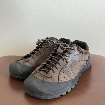 KEEN 브라운 아웃도어 신발 로우 컷 25cm