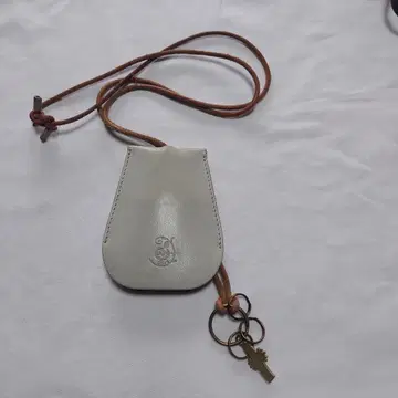 가죽 키 케이스 그레이 엠보싱 캐릭터