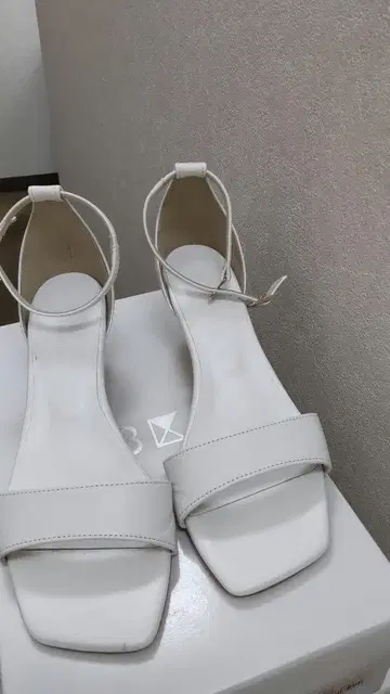 23구 화이트 앵클 스트랩 샌들 22.5cm