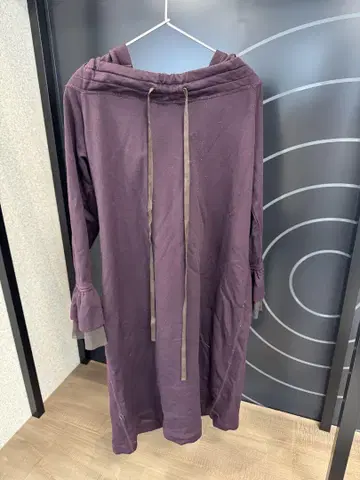 후드 부착 퍼플 원피스 PUPURA