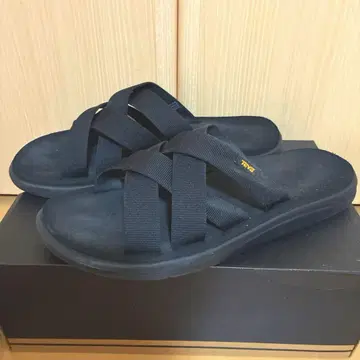 Teva 크로스 스트랩 블랙 샌들
