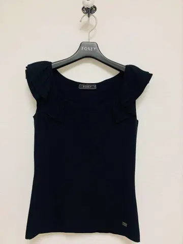 FOXEY 프릴이 달린 블랙 슬리브리스