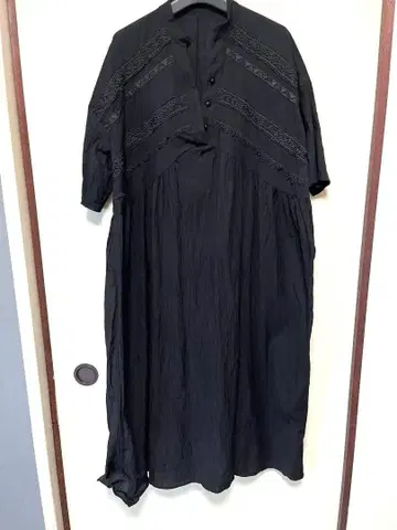 블랙 자수 디자인의 롱 원피스 사만사 모스모스 팬이라면 꼭!