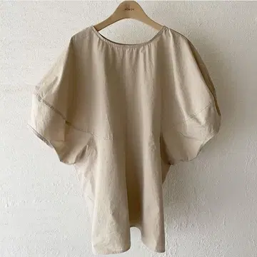 안녕하세요. 마룬 소매 톱 베이지