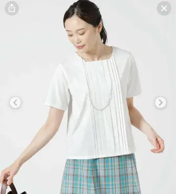 화이트 플리츠 반팔 상의 스퀘어 넥