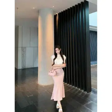 프릴 블라우스와 핑크 타이트 스커트 LT47