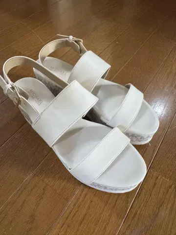 마이클코어스 화이트 웨지 샌들