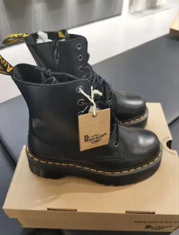 새상품 Dr.Martens 닥터마틴 JADON 8홀 부츠 미사용