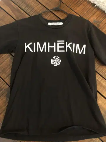 KIMHEKIM 로고 장미 반팔 티셔츠 블랙
