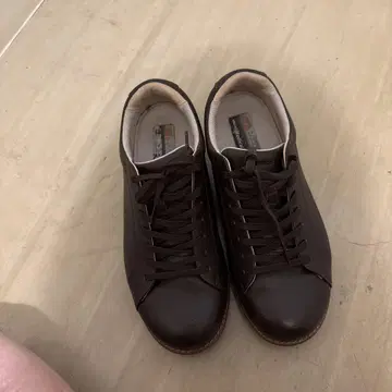 아사히 무릎이 아픈 전공 스니커즈