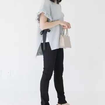 프릴 소매 리본 포함 그레이 티셔츠
