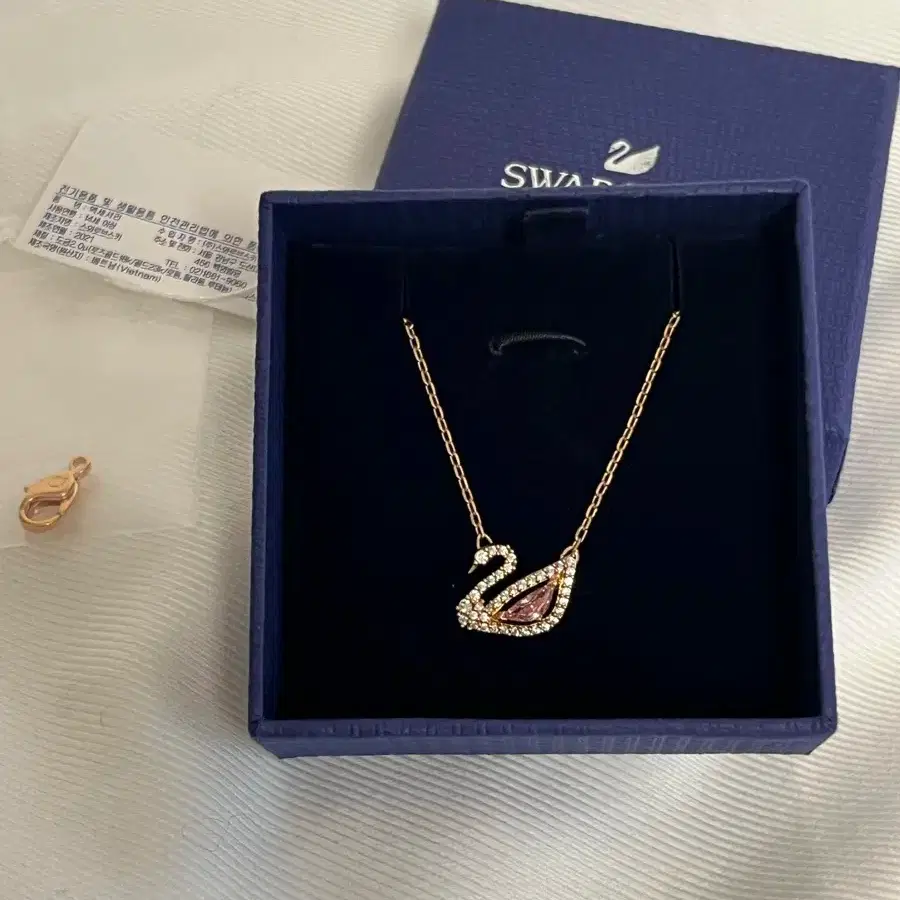 SWAROVSKI 스와로브스키 Swarovski Dazzling Pink Swan Necklace