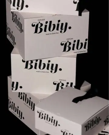 Bibiy. 로고가 있는 화이트, 블랙 티셔츠 2개 세트