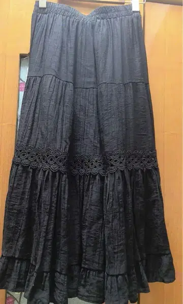 블랙 플레어 스커트 레이스 장식