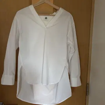 마르티니크 화이트 V넥 드레이프 셔츠