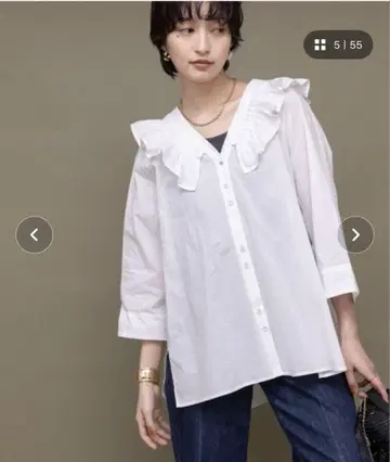 프릴이 달린 화이트 코튼 셔츠