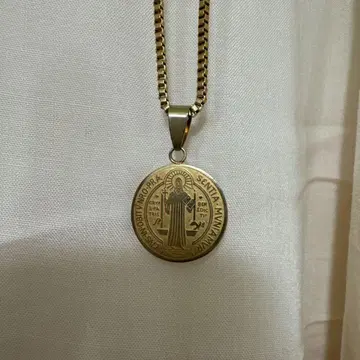 성인 메달이 달린 골드 컬러 목걸이