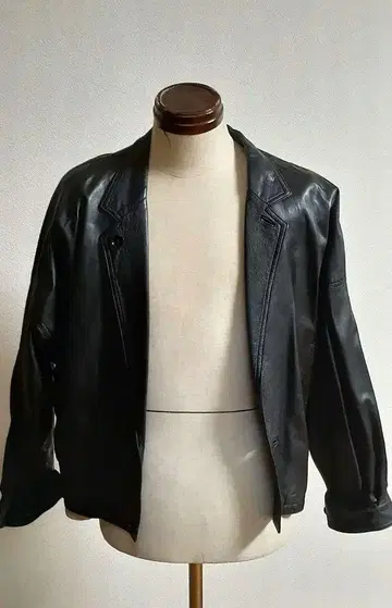 이탈리아 제품 블랙 가죽 자켓 심플한 디자인