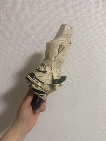 프릴이 달린 베이지 접이식 양산 원터치