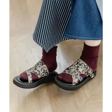 스칼라 SS-172 나비 패턴 스트랩 샌들