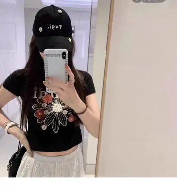 마르디 메크르디 타이트한 크롭 티셔츠