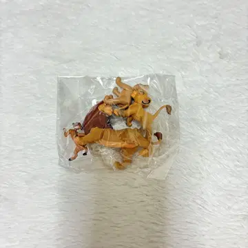 가샤폰 라이온 킹 나란히 서 있는 무파사, 심바, 나라, 티몬