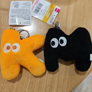 마스코트 키링 알파벳 K 오렌지 M 블랙 다이소 DAISO