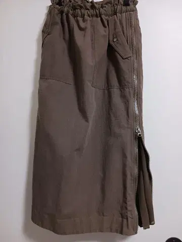 Fines 면 린넨 소재의 카키 브라운 스커트 지퍼와 플리츠 디테일