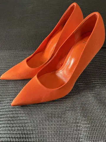 자라 오렌지 펌프스 36