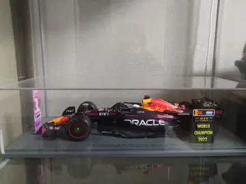 Oracle Red Bull Racing RB18 미니카 1/18