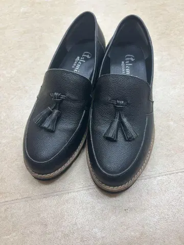 태슬이 달린 블랙 가죽 로퍼