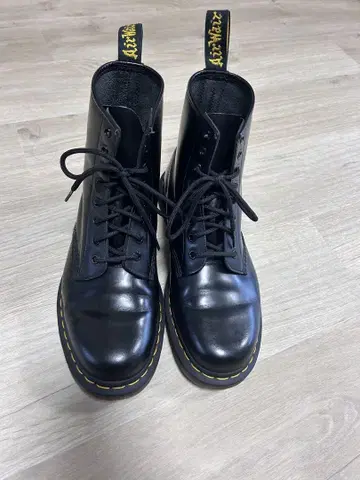 새상품급 Dr.Martens 8홀 부츠 UK8