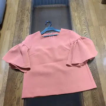 Chesty 체스티 플레어 소매 상의