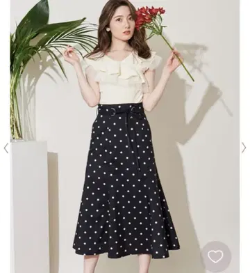 노엘라 도트 무늬 플레어 밑단 스커트
