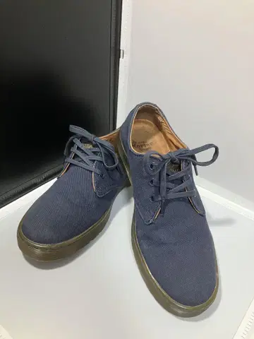 Dr. Martens 네이비 캔버스 스니커즈