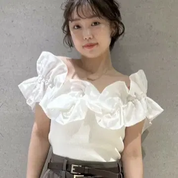 완판템 릴리 브라운 화이트 데코레이티브 오프숄더 니트 탑