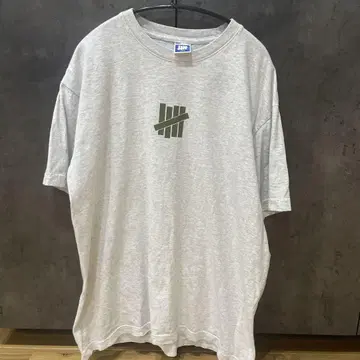 UNDEFEATED 티셔츠