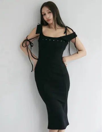 메리 에밀리 오프 숄더 드레스
