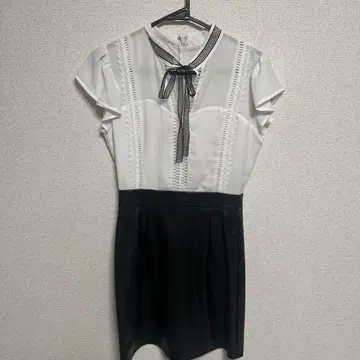 EmiriaWiz 프릴 소매 리본 포함 타이트 원피스