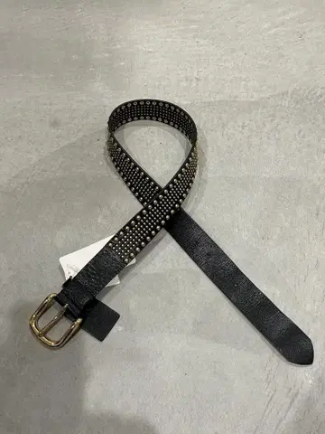 스터드가 달린 블랙 가죽 벨트